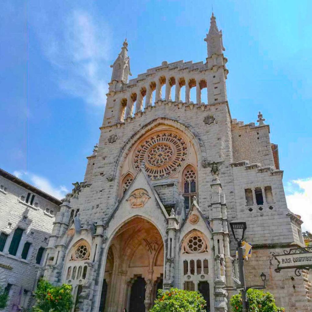 Ostrov je známy aj svojou výnimočnou architektúrou. Katedrála sv. Bartolomeja – Sóller. Foto: Radovan Hýbl