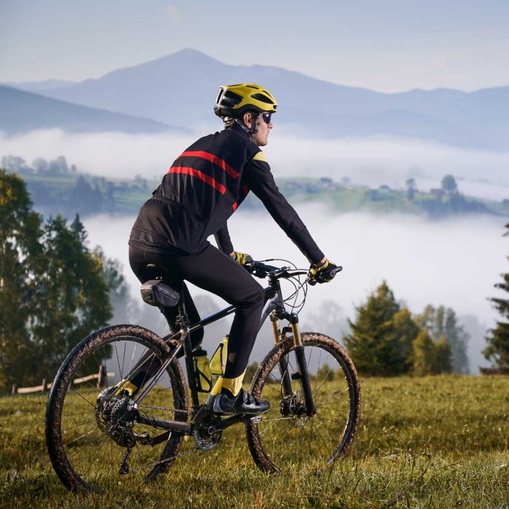 Rukavice by rpi jazde na bicykli nemali chýbať. Foto: Pexels