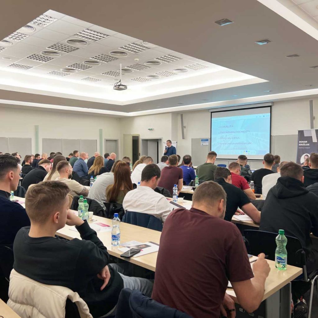 Roman Kružliak počas prezentácie na realitnom workshope. Foto: archív Romana Kružliaka.