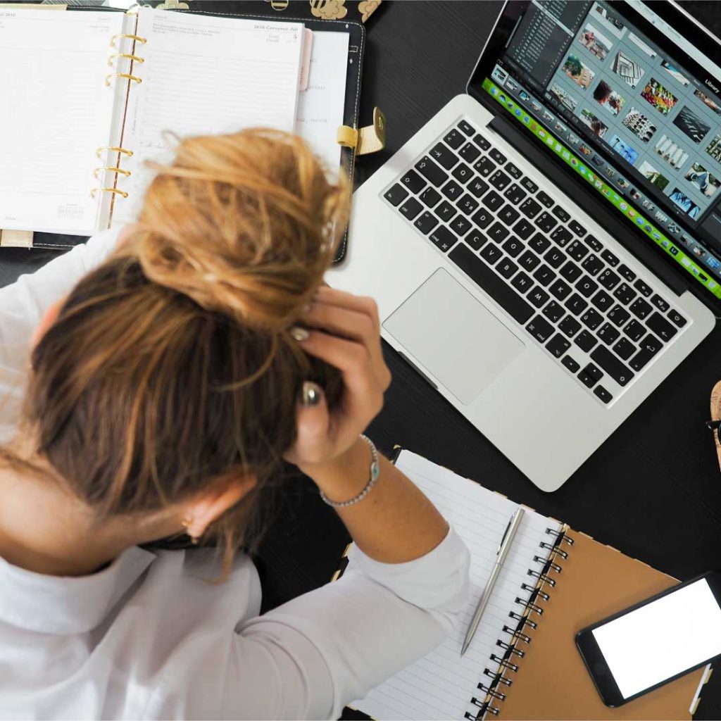 Odkladanie práce má často korene v rôznych psychologických faktoroch. Foto: Pexels